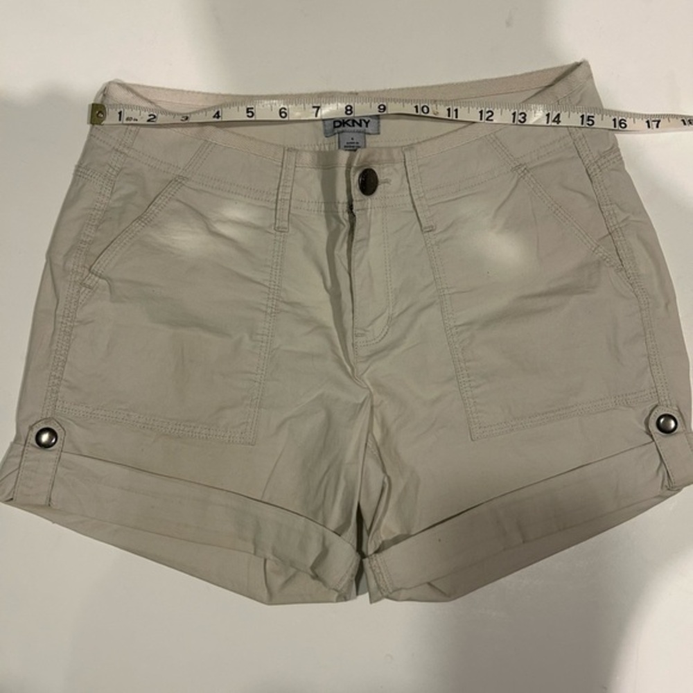 DKNY WOMENS LIGHTWEIGHT TAN POCKETED SHORTS SIZE 6 CARGO STYLE SNAP SIDE